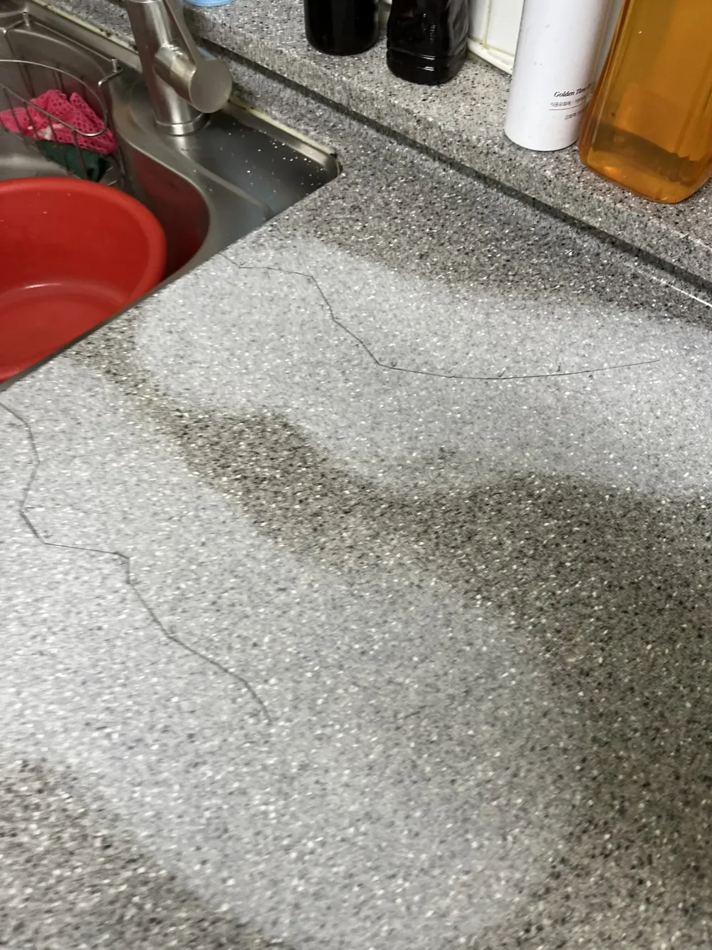 가스레인지 옆 인조대리석 상판 헤어라인 크랙